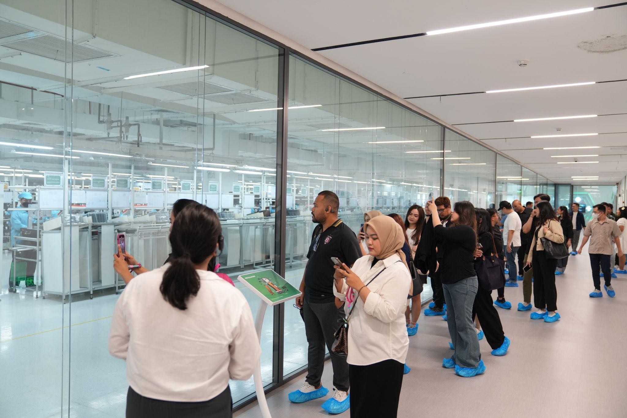 Transparan Terhadap Kualitas Produk dan Inovasi, OPPO Buka Pintu Pabrik untuk Kunjungan Partner